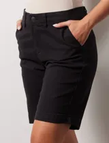 Bermuda de jean color negro, con cierre frontal y botón, bolsillos laterales y diseño clásico de cinco bolsillos.