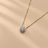 Collar de oro con cadena veneciana y dije circular con circonia tallada en chatón.