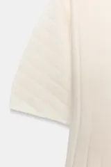 Top de punto rib color azul marino, con cuello redondo y manga corta abullonada.