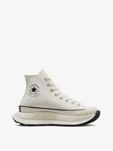 Championes Converse modelo Chuck 70 AT-CX de caña alta, con diseño de plataforma voluminosa y suela dentada. Presentan una capellada de lona en tono hueso, con el parche clásico de la marca en el lateral y puntera reforzada con textura acanalada.