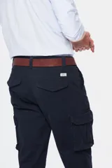Pantalón cargo gris oscuro de gabardina con bolsillos laterales con fuelle y solapa.