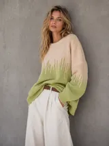 Sweater de tejido de punto con diseño color block en tonos beige y verde, con cuello redondo y mangas largas con puños acanalados.