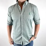 Camisa de vestir verde inglés, corte clásico, con cuello italiano, manga 3/4 y logo bordado en el pecho.
