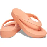 Ojotas Crocs modelo Classic Flip Platform, color salmón/durazno, con plataforma elevada y tiras tipo ojota con orificios para dijes Jibbitz™.