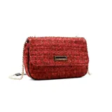 Cartera de hombro tipo sobre confeccionada en tejido de tweed rojo con textura, cuenta con una solapa frontal con placa metálica decorativa y correa de cadena dorada.