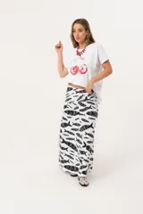 Remera blanca de manga corta con estampado de cerezas y la palabra "Cherry" en cursiva.