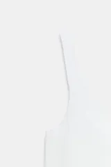 Musculosa de punto rib color gris oscuro, de corte slim fit con escote redondo y tirantes finos.