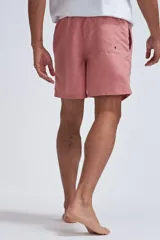 Short de baño color rosado con cintura elástica y cordón ajustable.