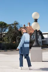 Tapado de jean con diseño color block en dos tonos de azul, con cuello solapa y lazo para atar en la cintura.