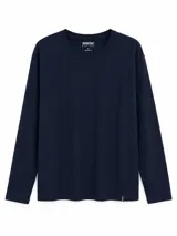 Remera de manga larga marca 3regc, con cuello redondo y corte regular fit. Presenta un diseño liso en color azul marino con una pequeña etiqueta decorativa en el ruedo.