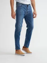 Pantalón de jean azul de corte recto.