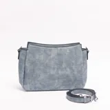 Bandolera color celeste con textura símil cocodrilo, diseño estructurado y correa ajustable desmontable.