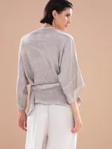 Spolverino color visón con lazo en la cintura y mangas 3/4.