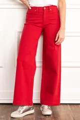 Pantalón de jean rojo, de corte ancho y tiro medio.