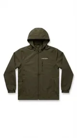 Campera impermeable verde militar con capucha integrada, cierre frontal completo, bolsillos laterales con cierre y un bolsillo adicional en el pecho con cierre. Cuenta con puños elásticos y el logo de la marca estampado en el pecho.