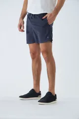 Short de baño amarillo con cintura elástica y cordón ajustable. Presenta bolsillos laterales, un bolsillo trasero y logo bordado en la parte inferior. Incluye suspensor interno y está confeccionado en tela ligera de secado rápido.