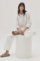 Blusa blanca de lino con mangas 3/4 con detalles de encaje.