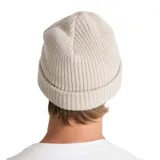 Gorro tipo beanie de punto acanalado en color beige, con vuelta en el borde y parche de cuero oscuro con logo de la marca en el frente.