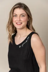 Musculosa negra de lino en el frente y algodón en la espalda, con escote redondo y detalle de texto plateado bordado en el frente.