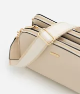 Cartera bandolera de tamaño mediano confeccionada en poliuretano, con diseño rectangular, cierre superior con cremallera y correa ancha ajustable. Presenta detalles metálicos y acabado liso.