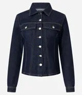 Campera de jean color azul oscuro, con diseño entallado, cuello camisero, mangas largas con puños abotonados y cierre frontal con botones metálicos. Presenta recortes estructurales que realzan la silueta.