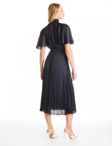 Vestido midi de satén color azul marino, con cuello alto y cintura elástica, ambos con detalle en punto smock. Presenta mangas cortas fluidas y falda plisada con caída ligera.