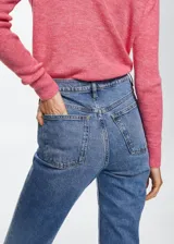 Jeans mom fit de tiro alto y lavado clásico, con cinco bolsillos, trabillas para cinturón y cierre frontal de cremallera y botón.