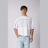 Remera boxy blanca de manga corta, con estampa frontal con la palabra "CONCEPT" en contorno negro y líneas verticales en los hombros.