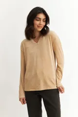 Remera celeste de plush con cuello en V y mangas largas.