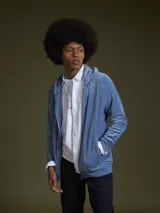 Buzo hoodie gris con capucha y cierre frontal.