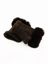 Mitones de gamuza color marrón oscuro, sin dedos, con interior y bordes forrados en piel sintética del mismo tono.