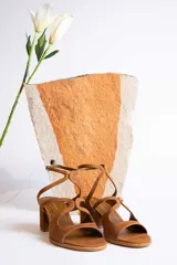 Sandalias de cuero color marrón con tiras finas y taco cuadrado.