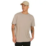 Remera de manga corta color beige con cuello redondo y un pequeño logo bordado en el pecho.