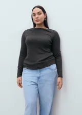 Camiseta de manga larga con cuello barco y diseño entallado al cuerpo.