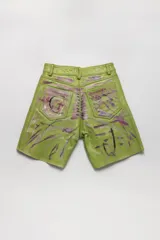 Bermuda de cuero color verde con estampado artístico abstracto en tonos rosa, negro, celeste y violeta.