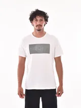 Remera blanca de corte slim fit con estampado de líneas verticales en el pecho.
