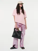 Pantalón cargo color rosa metalizado, de corte recto y tiro alto, con bolsillos laterales y traseros.