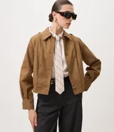Campera corta y liviana de color marrón, con cuello clásico, cierre frontal con botones y mangas largas con puños ajustables.