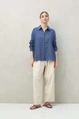 Camisa celeste de lino y viscosa, de corte clásico y silueta relajada.