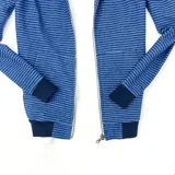 Campera con capucha azul a rayas horizontales negras, con cierre frontal y bolsillos laterales.