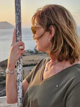 Brazalete rígido abierto de plata 925 con terminales en forma de caracolas.