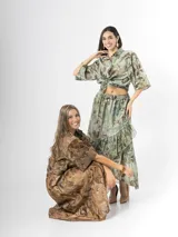 Falda midi de organdí color verde con estampado floreado, diseño cruzado con volados y corte asimétrico.