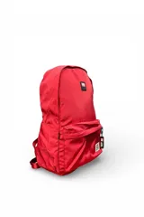 Mochila Ecko modelo EK105 de color azul, con un compartimento principal amplio, un bolsillo frontal con cierre, bolsillos laterales y parches con la marca.