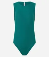 Body color marrón, sin mangas, con cuello halter y cierre en la entrepierna.