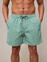 Short de baño verde agua con cintura elástica ajustable con cordón gris y logo de pájaro bordado en amarillo.