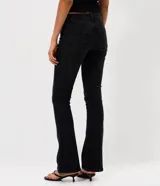 Pantalón jeans estilo bootcut de tiro bajo, con diseño clásico de cinco bolsillos, trabillas para cinturón y cierre frontal con botón y cremallera.