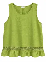 Musculosa de lino color verde pistacho, sin mangas, con escote redondo y detalle de inserción de encaje con volado en el ruedo.