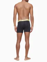 Pack de cuatro boxer briefs de microfibra, color negro, con cintura elástica de colores variados (negro, azul, amarillo y turquesa) con el logo de la marca repetido.