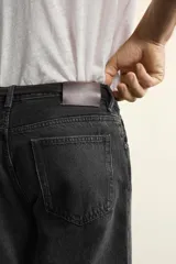 Pantalón jeans de corte recto, color celeste claro con efecto lavado, de cinco bolsillos y tiro medio.