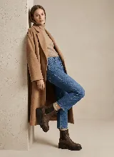 Bota estilo Chelsea de cuero con textura craquelada, cuenta con paneles elásticos laterales y suela de plataforma dentada.